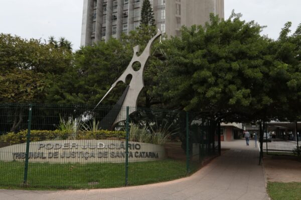 PGE/SC reverte decisão judicial e garante critérios legais para gratificação de servidores do Judiciário