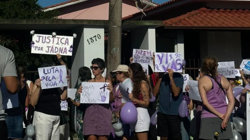 Caminhada mobiliza sociedade após ataque brutal contra mulher em Araranguá