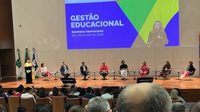 SECRETÁRIA DE EDUCAÇÃO DE ARARANGUÁ REPRESENTA SANTA CATARINA EM SEMINÁRIO INTERNACIONAL EM BRASÍLIA