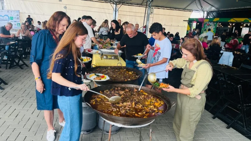 Feijoada solidária reúne comunidade e garante apoio a projetos sociais em Araranguá