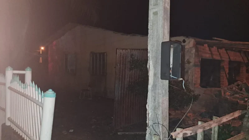 Incêndio atinge casa abandonada durante a madrugada em Arroio do Silva