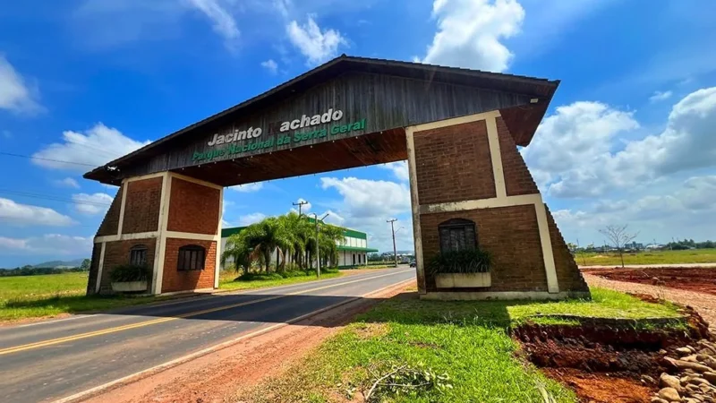 Pórtico antigo será removido para dar lugar à ciclovia e novo espaço comunitário em Jacinto Machado