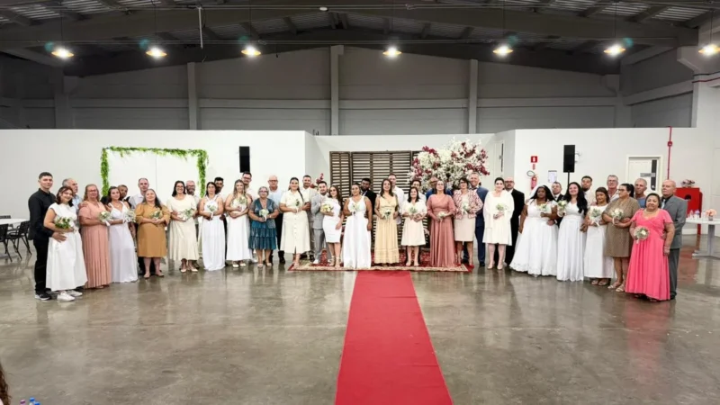 Amor oficializado: 21 casais celebram casamento coletivo em Balneário Arroio do Silva