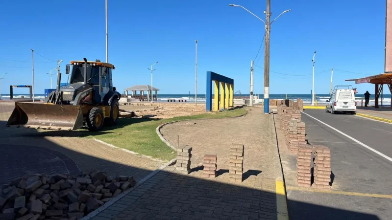 PRAÇA CENTRAL DE BALNEÁRIO ARROIO DO SILVA RECEBE MELHORIAS PARA MAIS CONFORTO E ACESSIBILIDADE