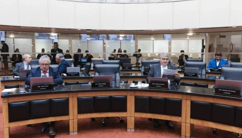 ALESC TEM SESSÃO MARCADA POR CRÍTICAS AO STF, VIOLÊNCIA CONTRA MULHERES E TENSÕES POLÍTICAS