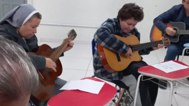 CRAS de Turvo oferece aulas gratuitas de violão para adultos