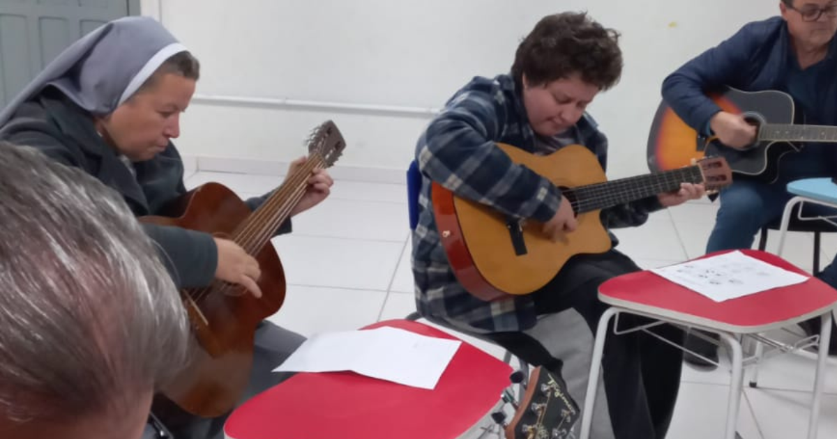 CRAS de Turvo oferece aulas gratuitas de violão para adultos