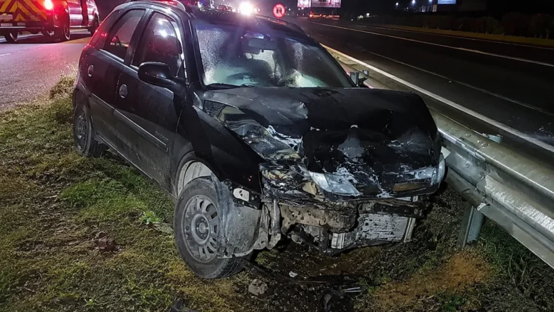 Jovem fica ferido após carro colidir contra guard rail na BR-101, em Sombrio