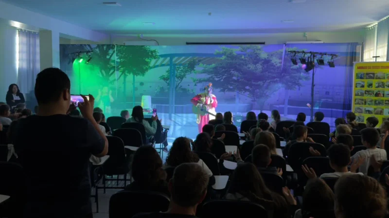 TEATRO NAS ESCOLAS LEVA CONSCIÊNCIA AMBIENTAL A 600 ESTUDANTES EM ARARANGUÁ
