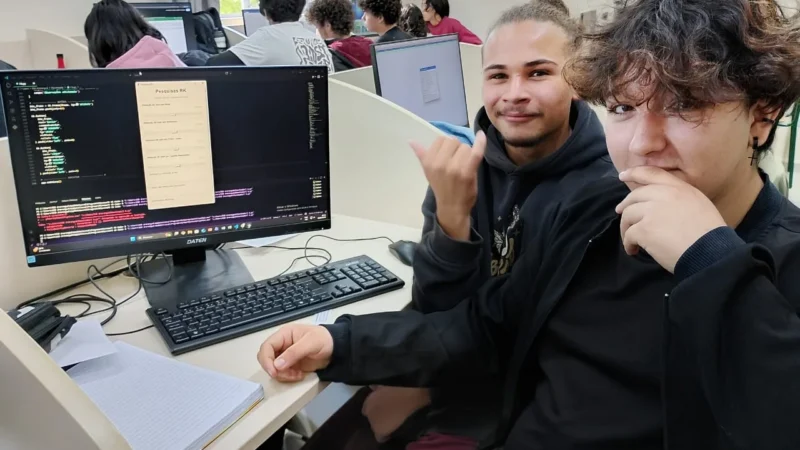 ESTUDANTES DE ARARANGUÁ SE DESTACAM COM CRIAÇÃO DE APLICATIVOS INOVADORES