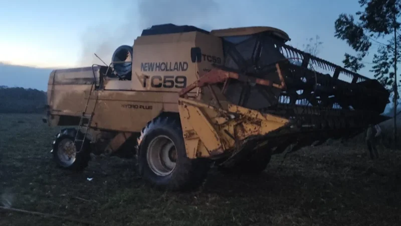 Colheitadeira é destruída por incêndio às margens da BR-101 em Araranguá