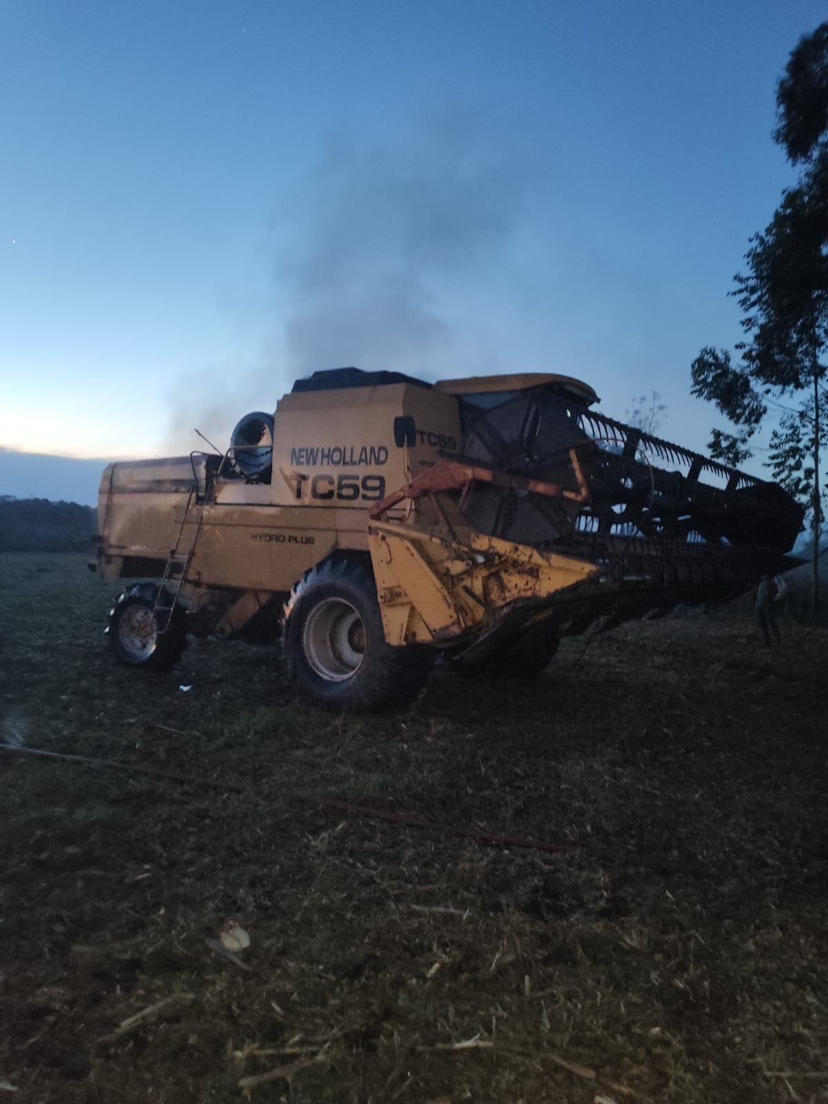 Colheitadeira é destruída por incêndio às margens da BR-101 em Araranguá