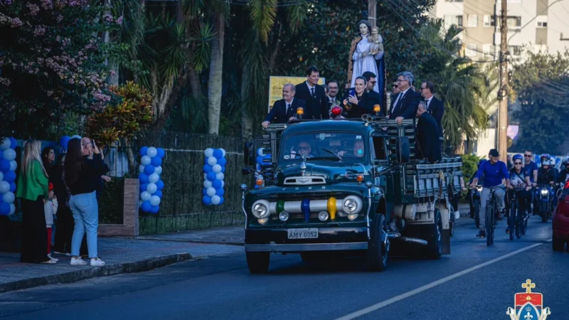 Coroação da padroeira, relatos de milagres e procissão marcam festa de Nossa Senhora Mãe dos Homens em Araranguá