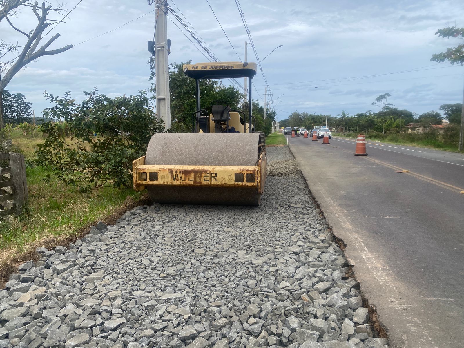 Obras de implantação de trevos alteram trânsito na Rodovia ARA-227, em Araranguá