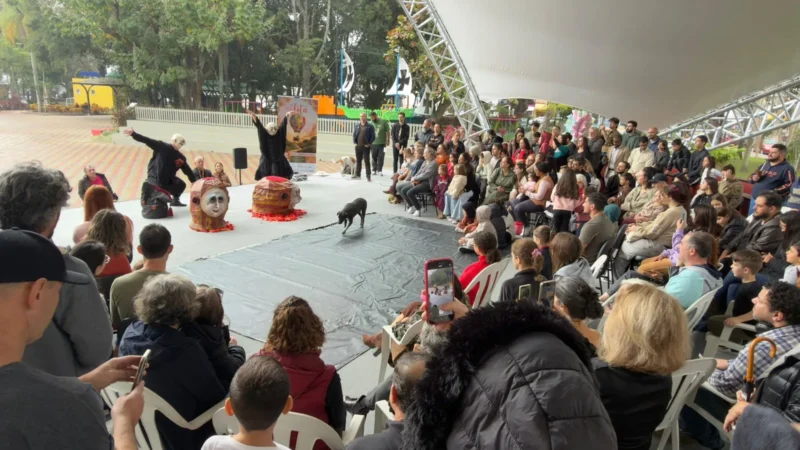 Praça Hercílio Luz recebe espetáculo cultural durante o FITA em Araranguá