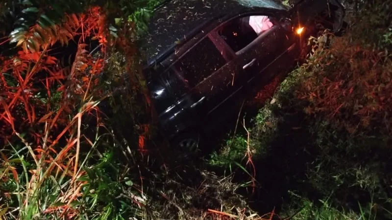 Motorista fica ferido após sair da pista e cair em vala na SC-108, em Turvo