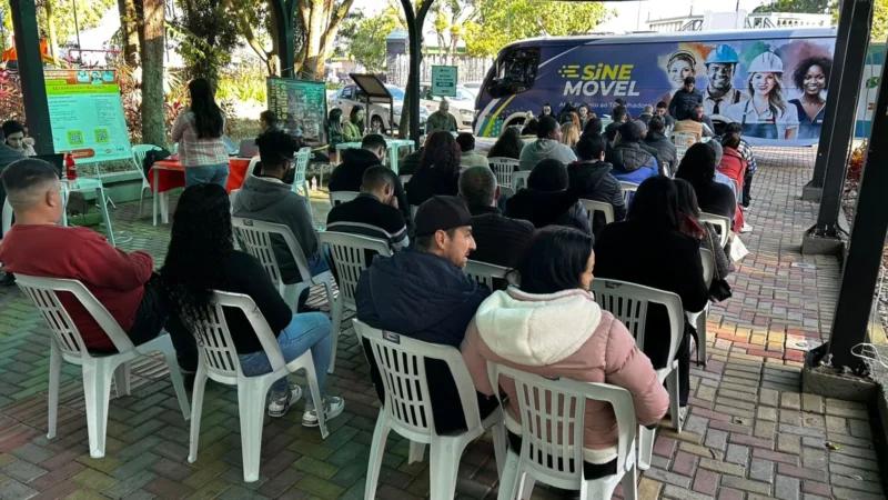 SINE MÓVEL LEVA VAGAS DE EMPREGO E APROXIMA OPORTUNIDADES DA POPULAÇÃO EM ARARANGUÁ