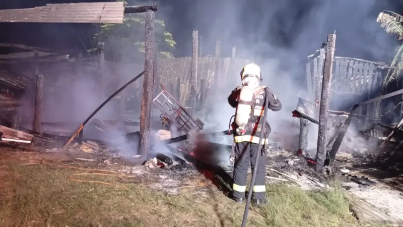 Incêndio atinge galpão durante a madrugada em São João do Sul