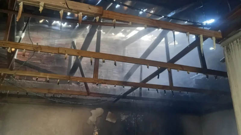 Morador controla princípio de incêndio em residência antes da chegada dos Bombeiros em Içara