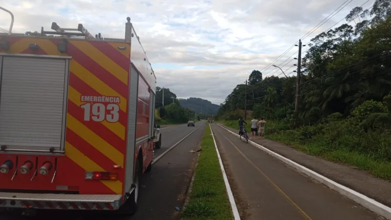 Motorista é resgatado em mata fechada após carro despencar de barranco na SC-108