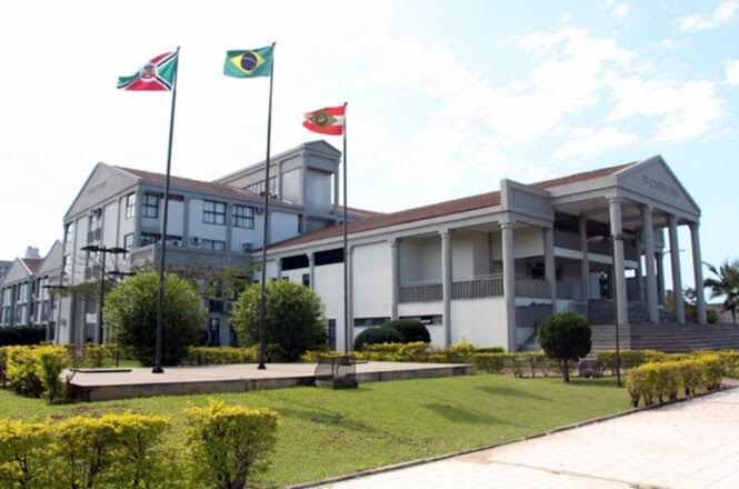 Homem é condenado a mais de 26 anos por matar a tia com 87 facadas em Criciúma