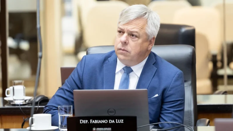 Deputado Fabiano pede ao governo de SC explicações sobre gastos com outdoors de programas estaduais