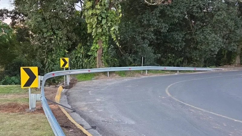 Rua Rui Barbosa recebe defesa metálica