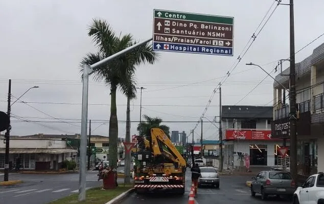 Araranguá investe em sinalização e instala 15 semipórticos para melhorar a mobilidade do turismo