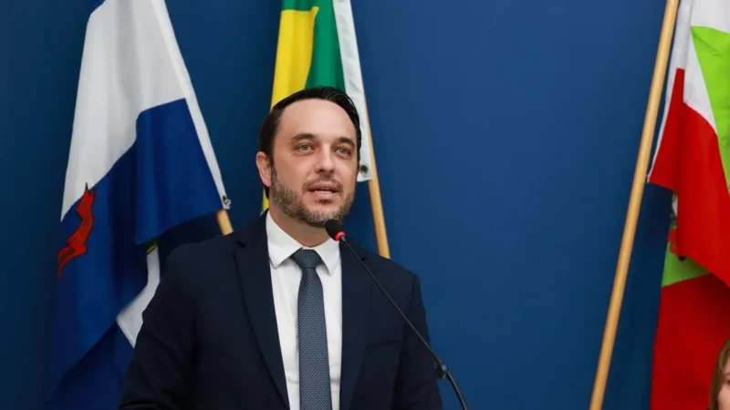 Presidente da AOB leva debate sobre reforma do STF e segurança digital à região de Araranguá
