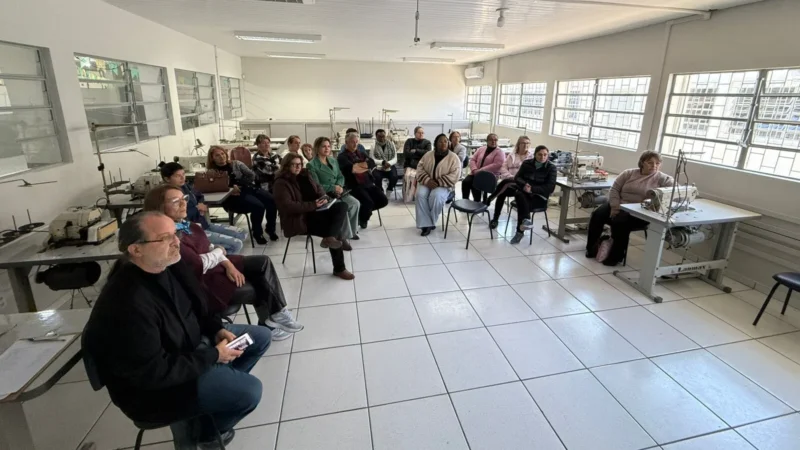 Curso gratuito de corte e costura impulsiona renda e inclusão social em Araranguá