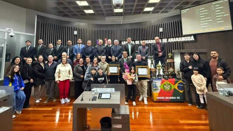 Câmara de Araranguá homenageia atletas de fisiculturismo por destaque no esporte