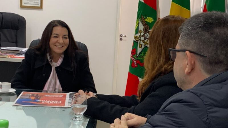 Prefeita de Sombrio destaca registro de obras, investimentos no interior, esporte e nova Praça Central no “Post Notícias”
