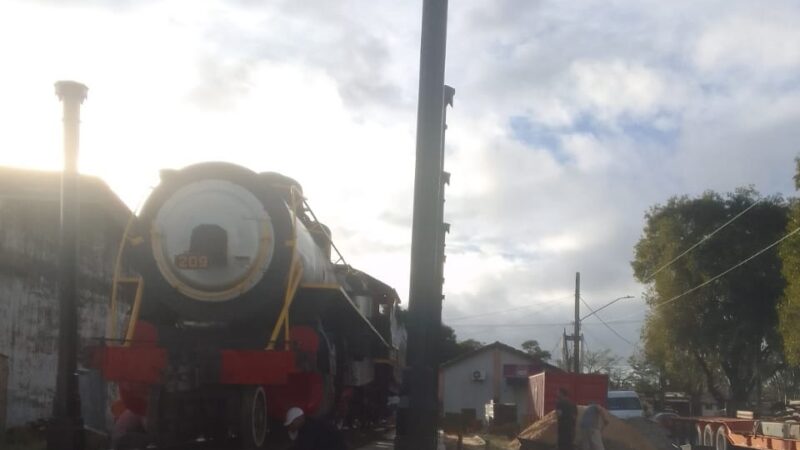 Locomotiva histórica começa a receber cobertura e avança obra de monumento em Araranguá