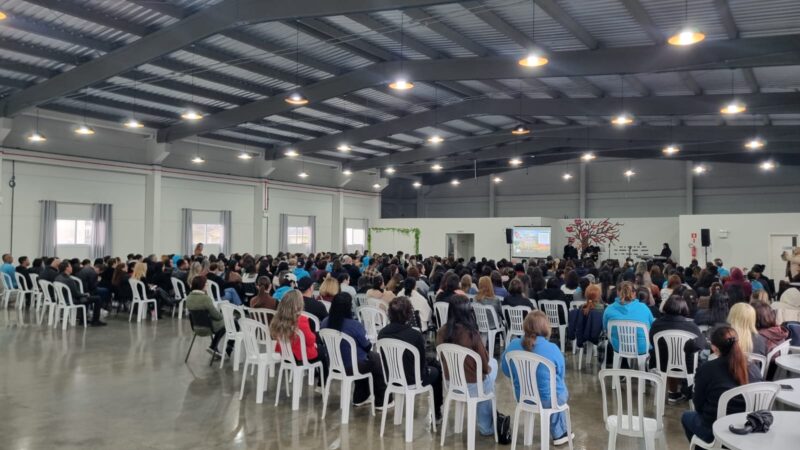 Educação reúne cerca de 400 profissionais em formação que valoriza quem transforma vidas em sala de aula