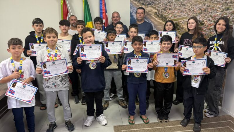 Balneário Gaivota homenageia atletas do taekwondo após destaque internacional em Itajaí