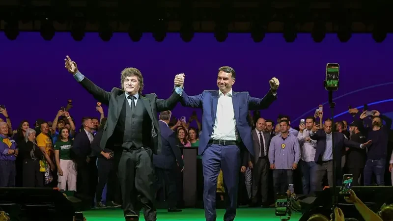 Governo brasileiro reage a discurso de Milei em evento de Flávio Bolsonaro e convoca embaixador argentino