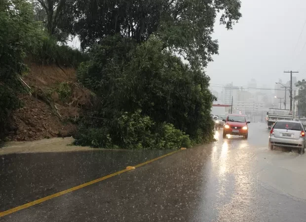 Defesa Civil alerta para temporais e chuva intensa em Santa Catarina entre segunda e quarta-feira