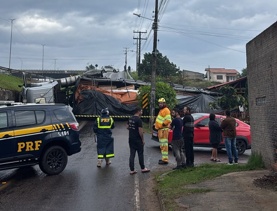 PRF alerta para interdição na BR-101 em Sombrio e mudança no tráfego sentido Norte