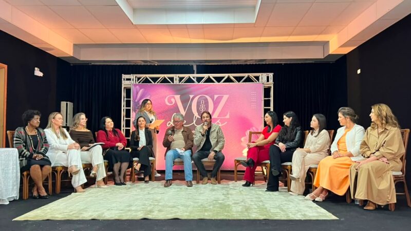 Voz Delas ganha força em Araranguá e deputado Tiago Zilli assina compromisso com as mulheres