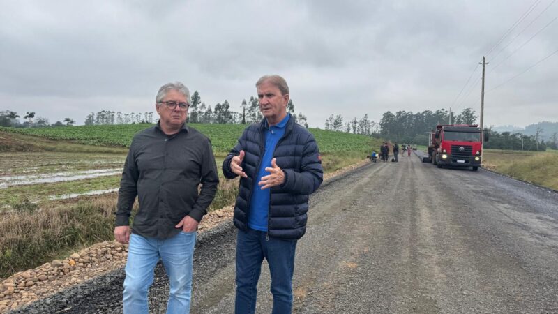 Deputado Tiago Zilli e prefeito Heriberto Schmidt vistoriam obra de pavimentação da Vila Rezin