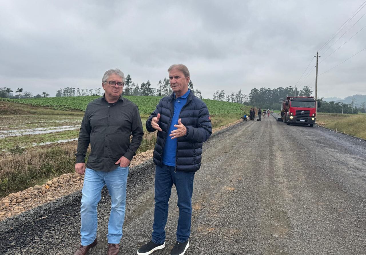 Deputado Tiago Zilli e prefeito Heriberto Schmidt vistoriam obra de pavimentação da Vila Rezin