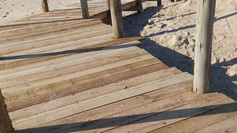 Balneário Gaivota inicia revitalização de passarelas e reforça estrutura da orla