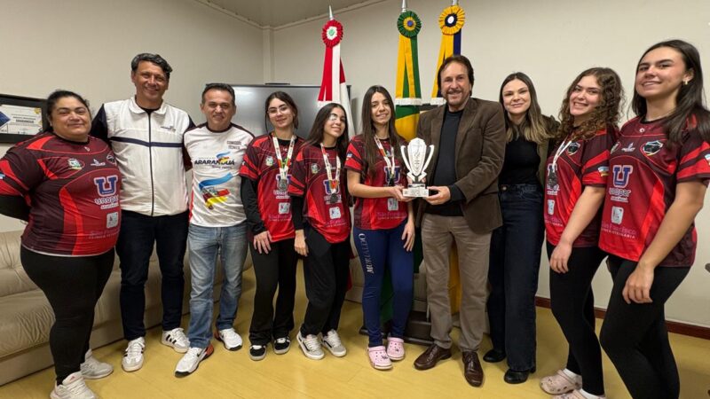 Prefeito recebe equipe feminina de handebol de Araranguá após vice-campeonato na OLESC
