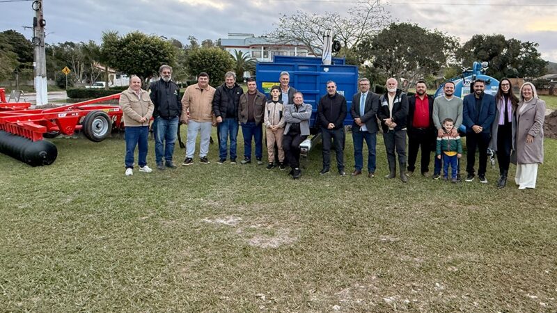 Santa Rosa do Sul reforça esporte e agricultura com entrega de veículo e novos equipamentos