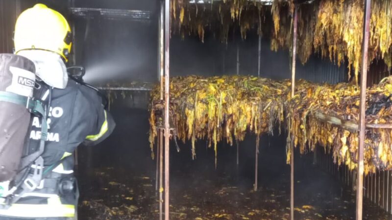 Incêndio atinge estufa de fumo em Maracajá e mobiliza equipes dos Bombeiros