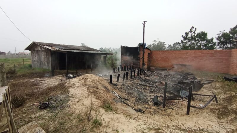 Incêndio destrói residência e ameaça imóvel vizinho em Balneário Gaivota