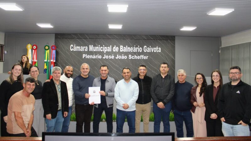 64 famílias de Balneário Gaivota recebem matrículas definitivas de imóveis