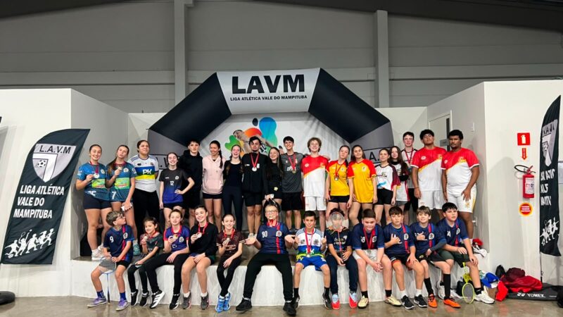 Festival regional reúne jovens atletas em competição de badminton no Extremo Sul