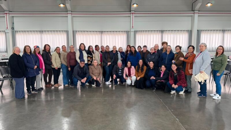 Clubes de Mães de Balneário Arroio do Silva recebem materiais para atividades do segundo semestre