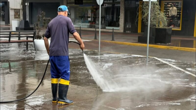 Ação conjunta promove limpeza e manutenção no calçadão de Araranguá